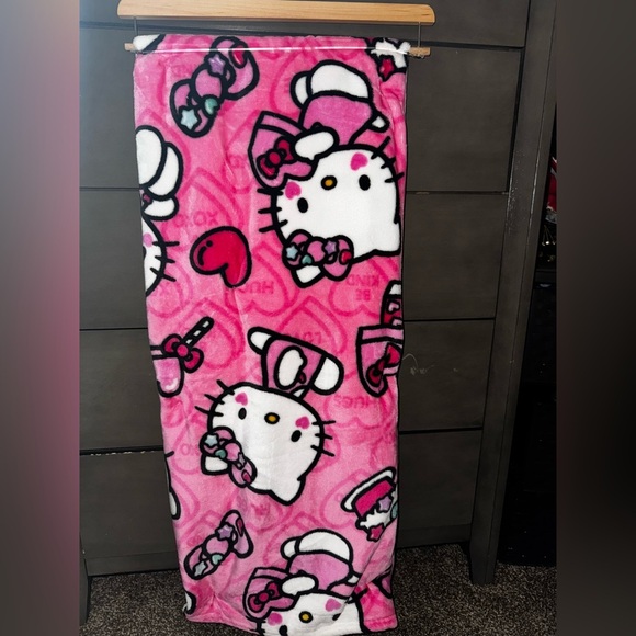 Hello Kitty Valentines Candy Hearts Blanket - Picture 1 of 3